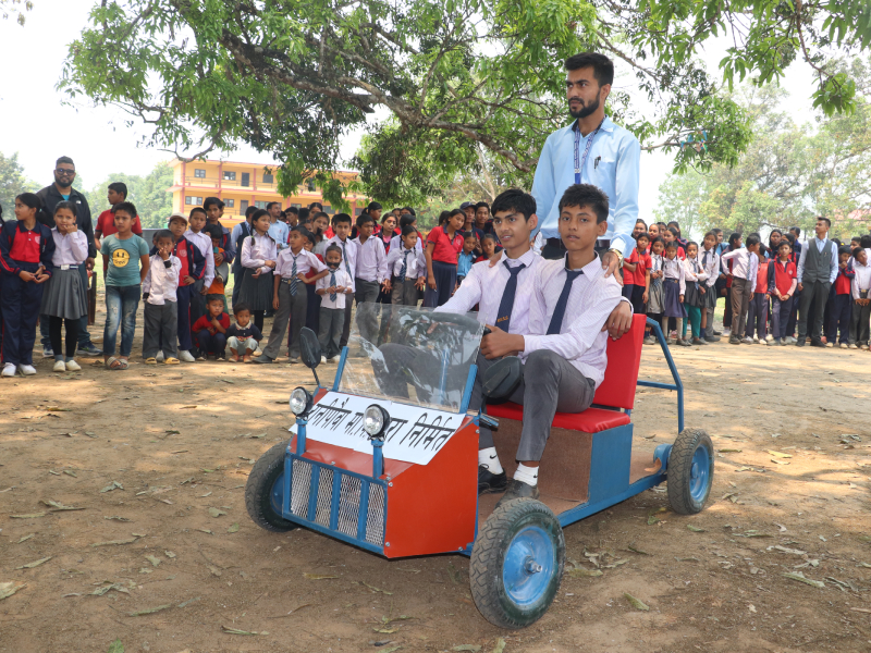 कक्षा १०मा पढ्ने विद्यार्थीले बनाए विद्युतीय कार