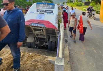 तनहुँको आँबुखैरेनीमा बस दुर्घटना, ११ जना घाइते