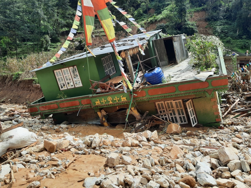 बाढीपहिरोमा परी २३६ जनाको मृत्यु, १० हजार बढी विस्थापित