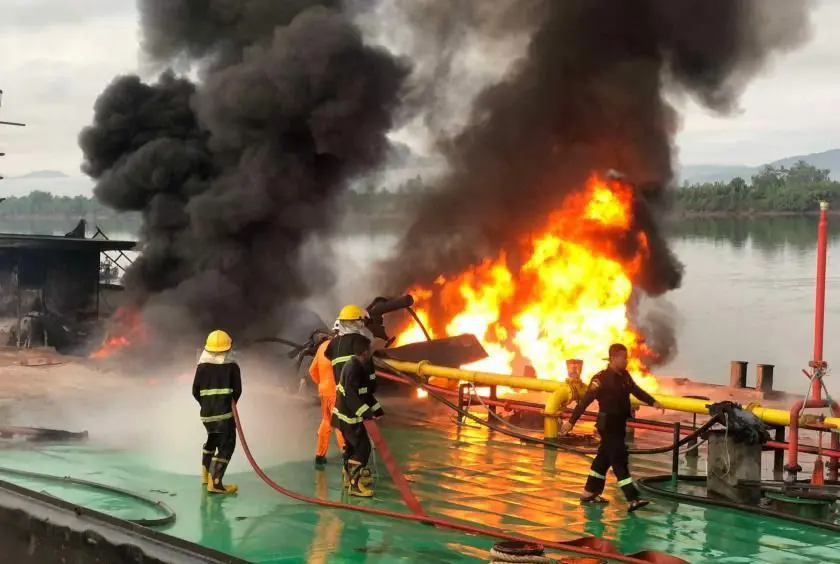 तेलको जहाजमा आगलागी हुँदा ८ जनाको मृत्यु