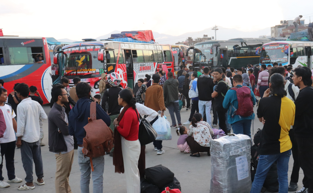 दसैँ मनाउन काठमाडौं उपत्यकाबाट दैनिक एक लाख मानिस बाहिरिँदै