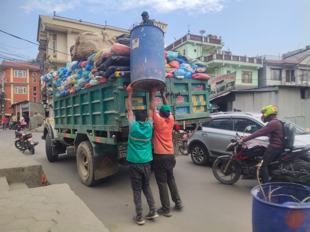 काठमाडौं महानगरले निजी कम्पनीलाई फोहर उठाउन नदिने 