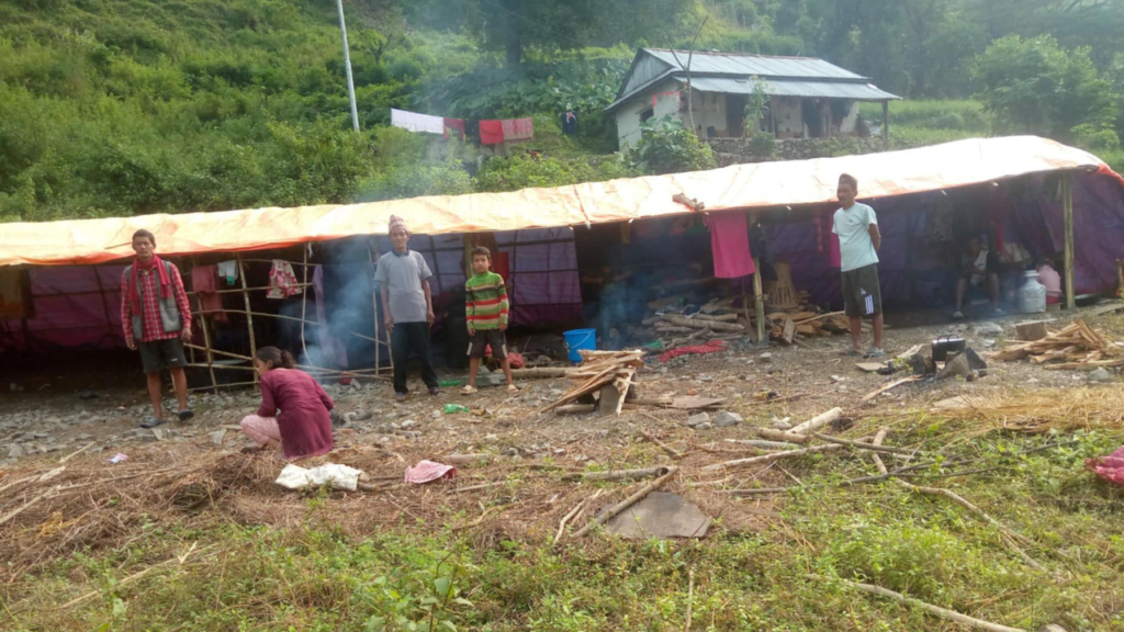 बाढीपहिरोबाट विस्थापित परिवार २० दिनदेखि त्रिपालमुनि, बालबालिकाको बिचल्ली