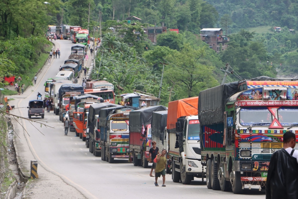 नारायणघाटदेखि काठमाडौंसम्म ठूला सवारी सञ्चालनमा रोक