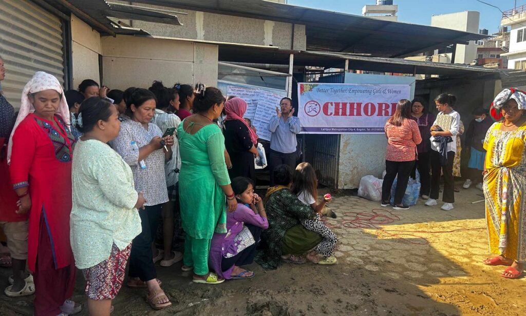 ललितपुरका बाढी प्रभावितलाई ‘छोरी’ संस्थाद्वारा प्याड वितरण