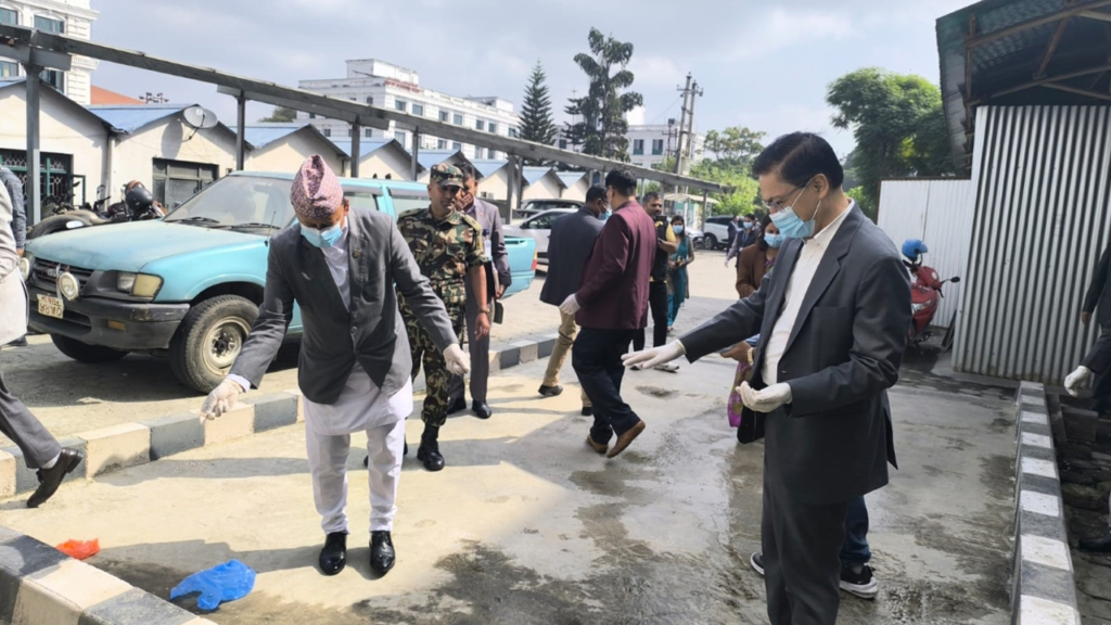 सरसफाइ अभियानमा सहभागी हुँदै मन्त्री खड्का