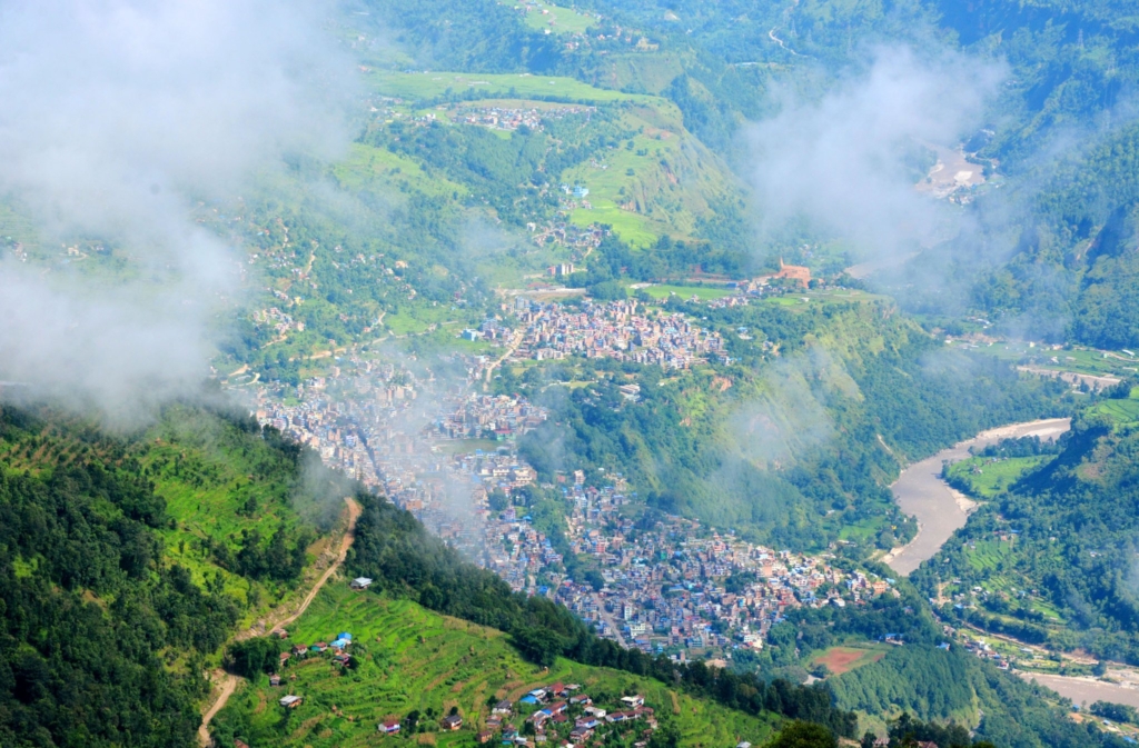 बागलुङमा हिमाल हेर्दै घरबासमा रमाउँदै विदेशी पर्यटक