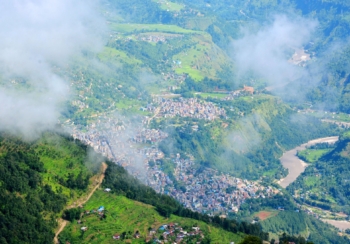 बागलुङमा हिमाल हेर्दै घरबासमा रमाउँदै विदेशी पर्यटक