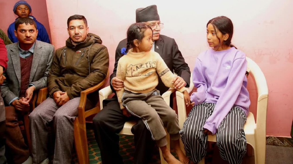 झाँक्री भुजेलले चलाएको कारको ठक्करबाट मारिएका दम्पतीका २ छोरीको अभिभावक बन्ने प्रचण्डको घोषणा