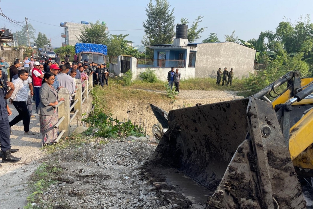 भरतपुरमा खोला अतिक्रमण गरी बनाइएका घरटहरा भत्काइयो