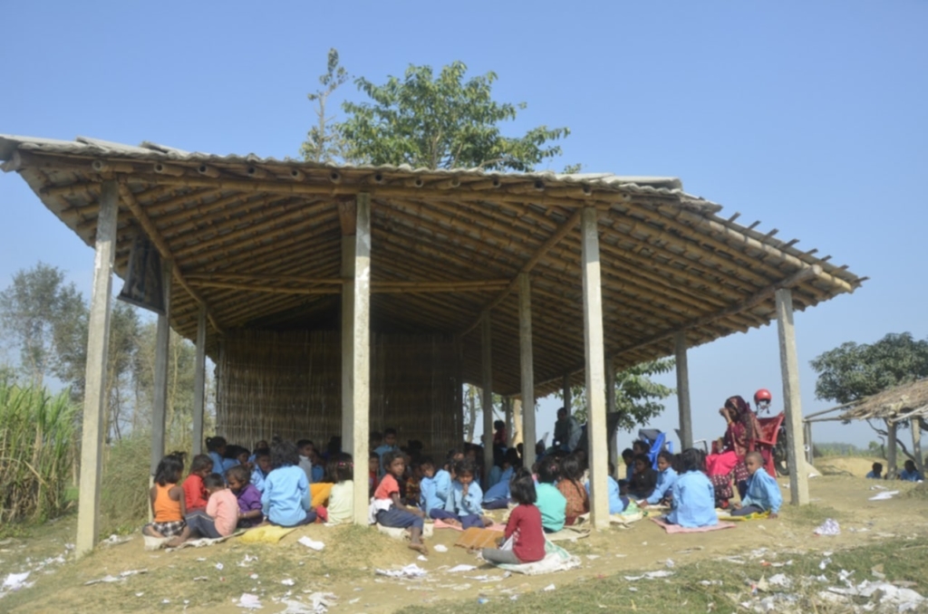 रौटहटः विद्यालयमा बोरा बिछ्याएर पढ्न बाध्य विद्यार्थी, शिक्षक सात वर्षदेखि तलबविहीन