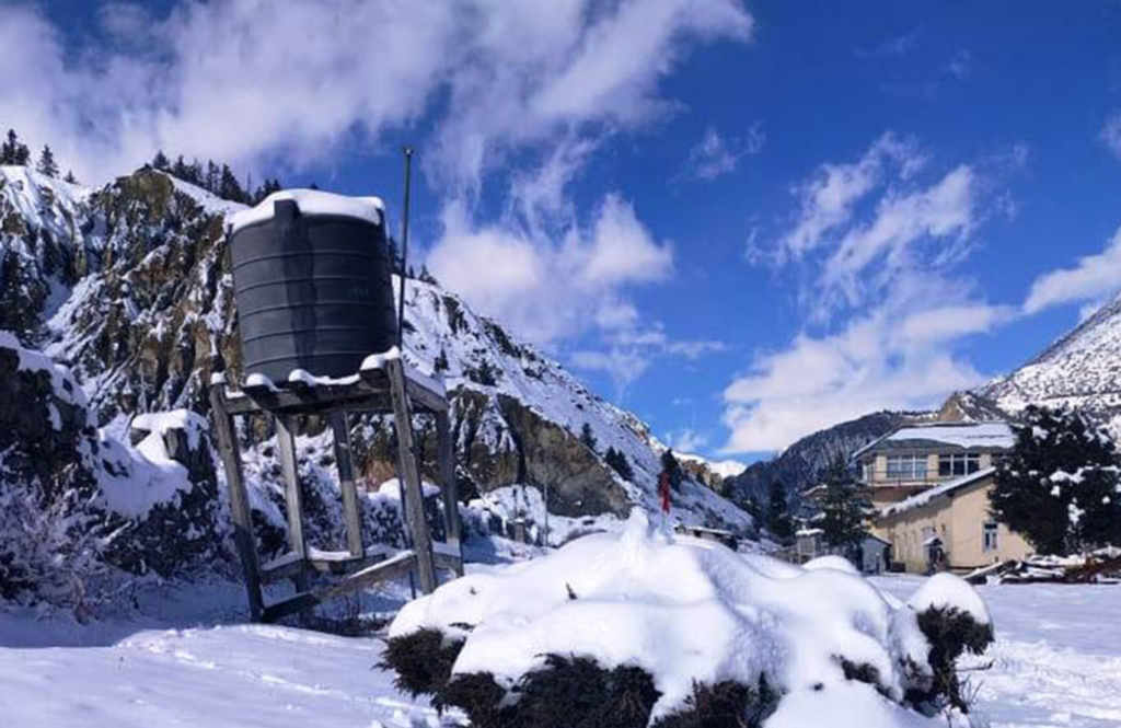 मनाङमा पहिलो हिमपात, किसान खुसी