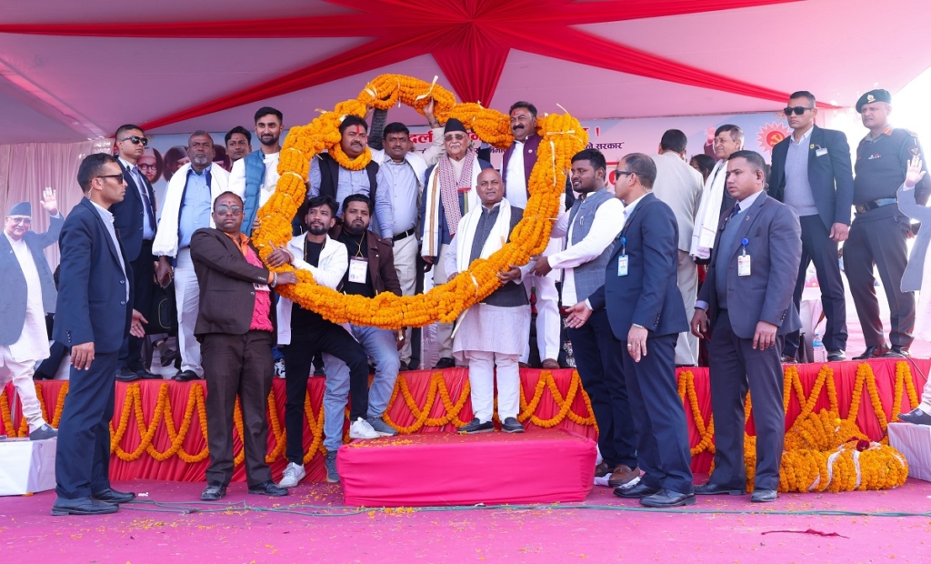 सखुवा प्रसौनीका पूर्वअध्यक्ष एमालेमा प्रवेश, ओलीलाई १८० किलोको माला