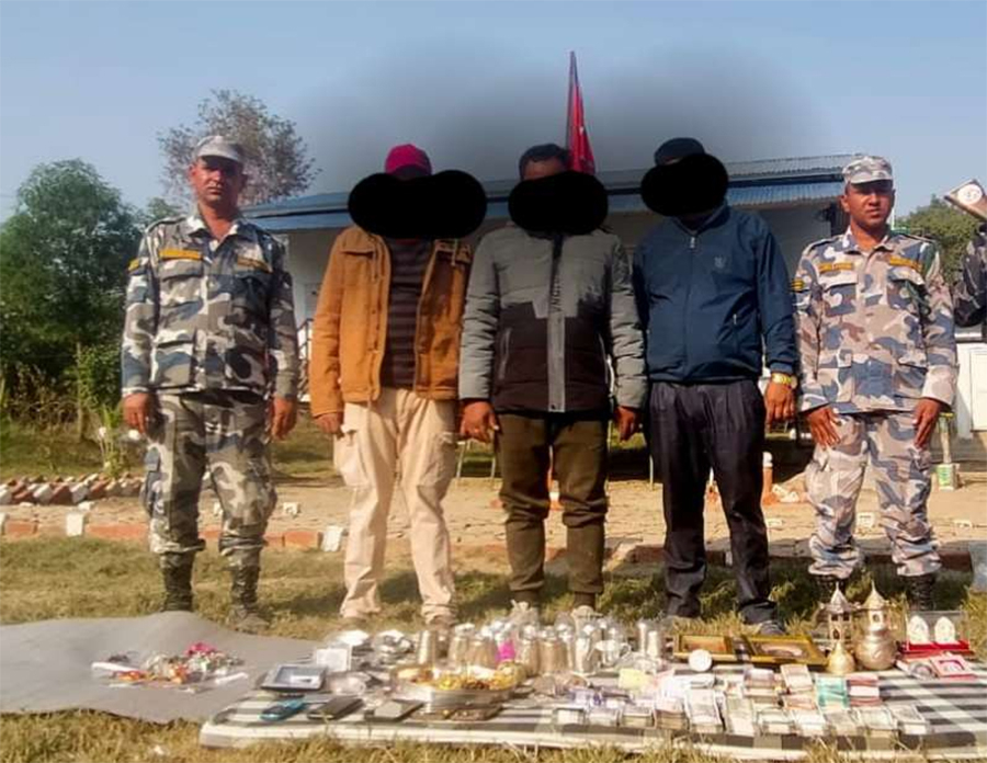 एक करोड बढीको सुन, चाँदी र नगदसहित कैलालीबाट ३ जना पक्राउ