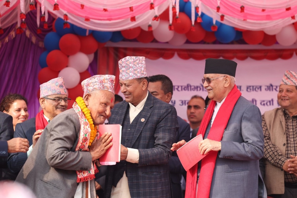 प्रधानमन्त्री ओलीद्धारा जग्गाधनी दर्ता प्रमाणपूर्जा वितरण कार्यको शुभारम्भ