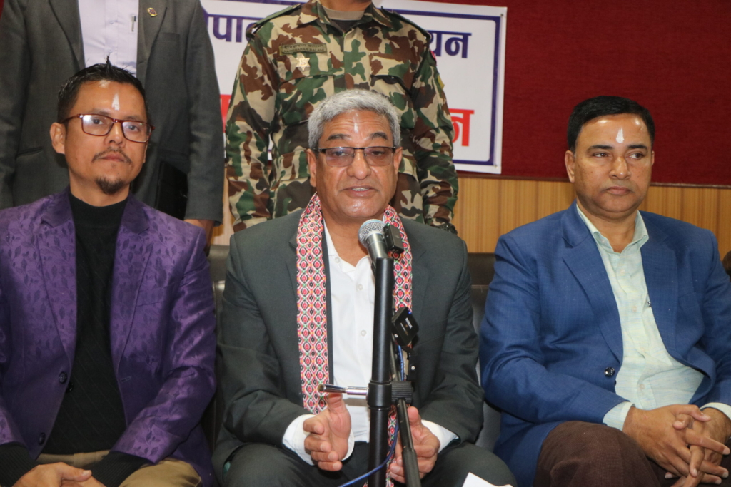 गृहमन्त्री लेखक भन्छन्– सबै दलको सहमतिमा संविधान संशोधन हुन्छ