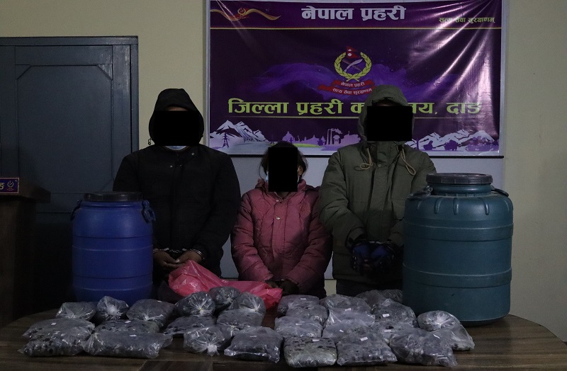 झण्डै २५ केजी चरेससहित तीन जना पक्राउ