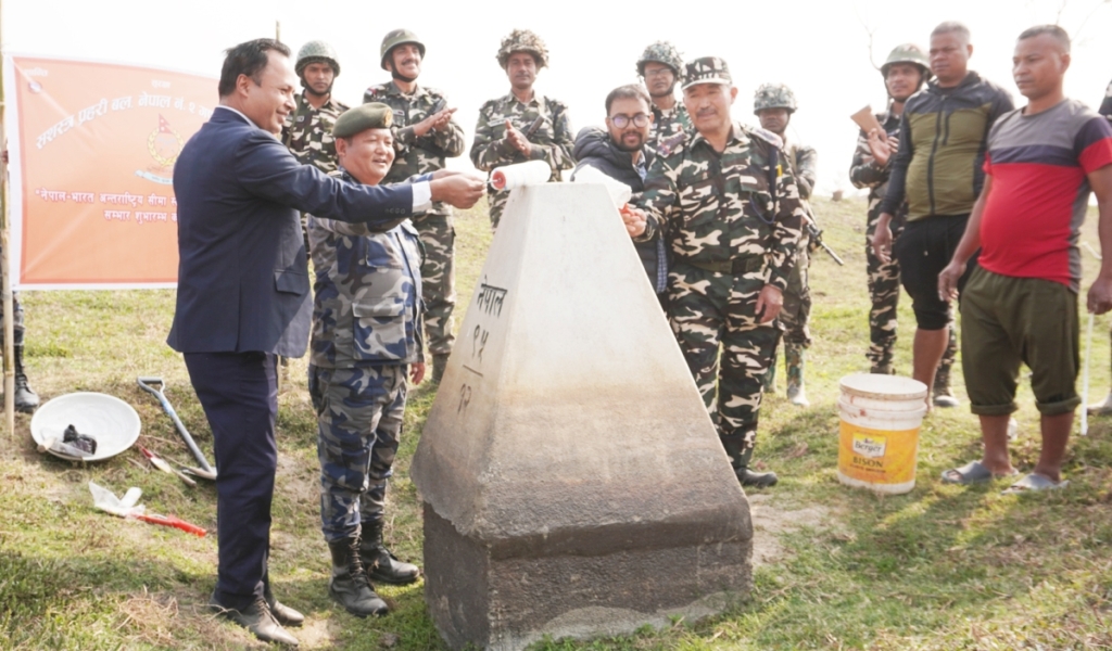 झापामा सीमास्तम्भ मर्मत गरिँदै