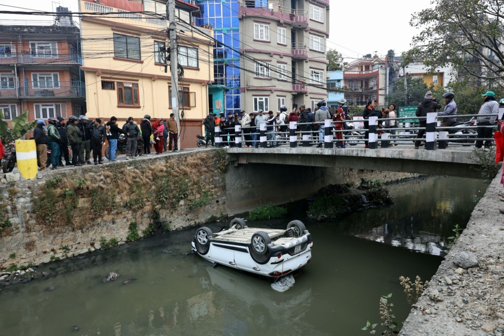 एकाबिहानै अनामनगरस्थित धोबीखोलमा कार खस्यो, चालक सकुशल