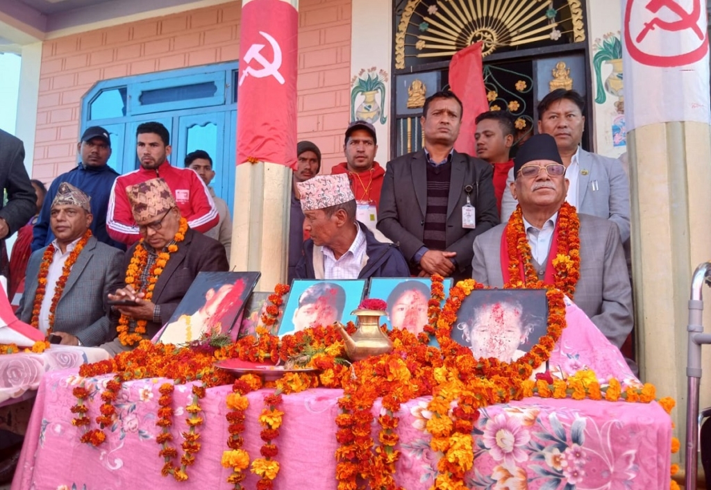 द्वन्द्वमा ज्यान गुमाएका कार्यकर्ताको परिवार भेटघाटमा प्रचण्ड