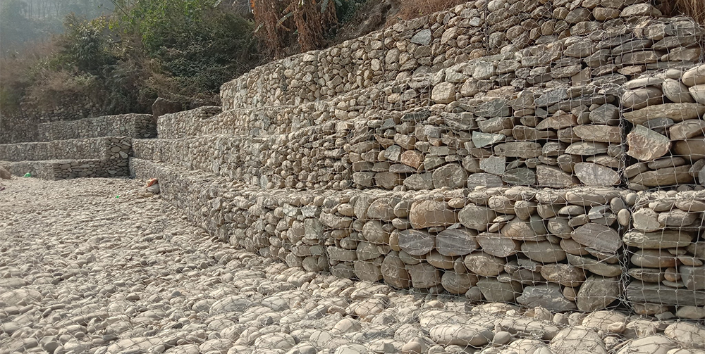 नदीले कटान गरेका स्थानमा तटबन्धन निर्माण
