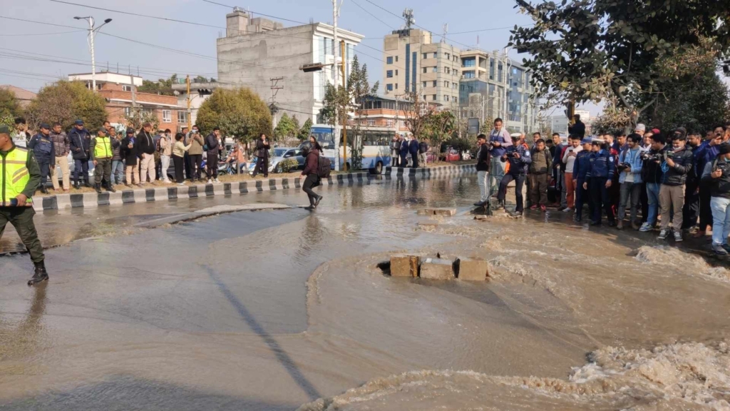 मेलम्ची खानेपानीको पाइप फुटेर बबरमहल जलमग्न, अदालतमा पस्यो पानी