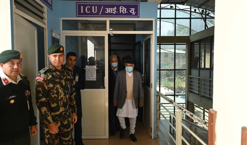 राष्ट्रपति पौडेल उपप्रधानमन्त्री पौडेल र पोखराका मेयरको स्वास्थ्य अवस्था बुझ्न कीर्तिपुरमा