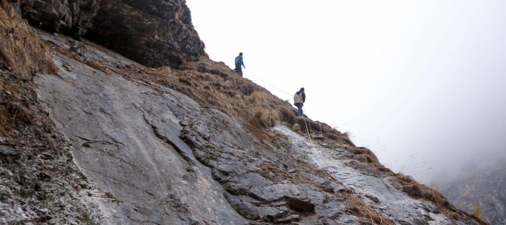डोरीमा झुण्डिएर यात्रा गर्नुपर्ने बाध्यता