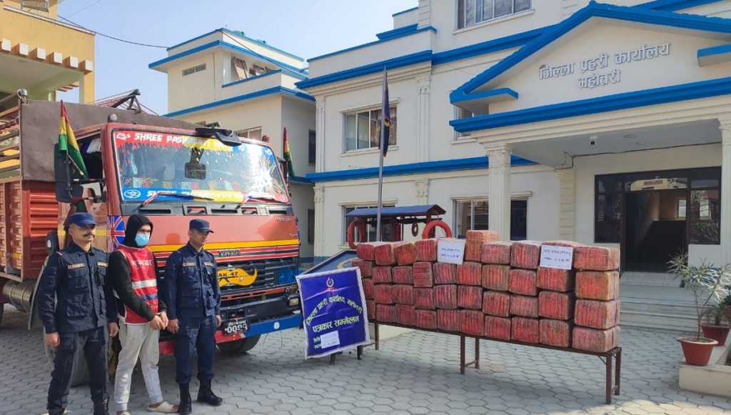 ६०४ किलो गाँजा बोकेको ट्रकसहित चालक प्रहरी नियन्त्रणमा