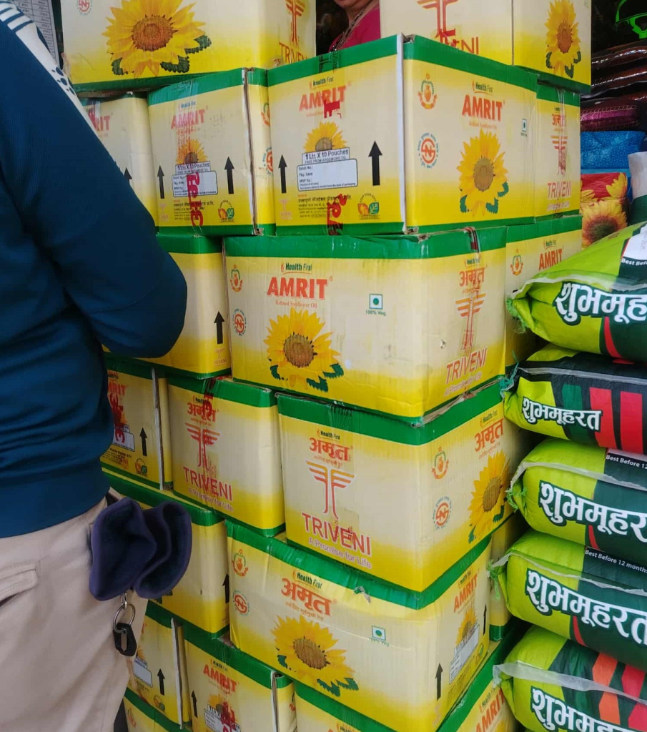 दशैको मुखमा बजारमा खाने तेल (सुर्यमुखी तेल)को भाउ महंगियो, कार्टुनमै झण्डै २०० रुपैयाले बढ्यो