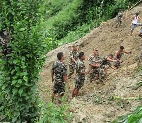 इलाममा पहिरोमा पुरिएर १७ जनाको मृत्यु