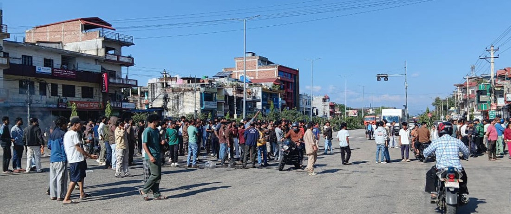 कर्फ्यू उल्लङ्घन गर्दै सिमरा बजार क्षेत्रमा युवाको प्रदर्शन