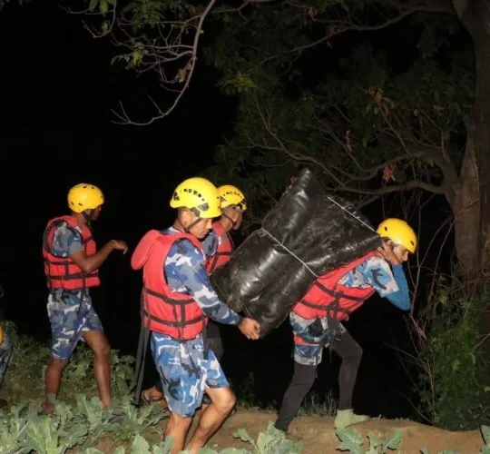 रोशी खोलामा फसेका यात्रुको मध्यरातमा उद्धार