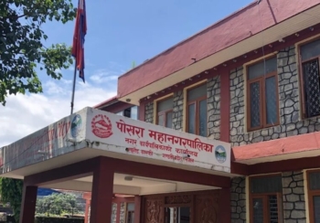 पोखराको खोलाघरमा बनेका अवैध संरचना हटाइँदै