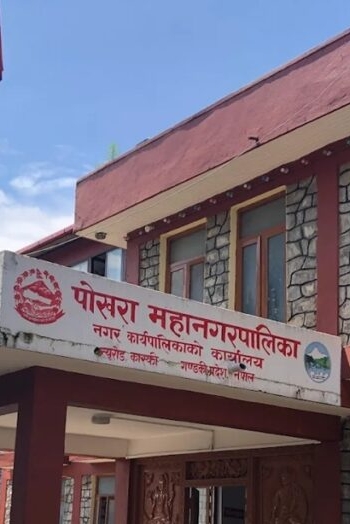 पोखराको खोलाघरमा बनेका अवैध संरचना हटाइँदै