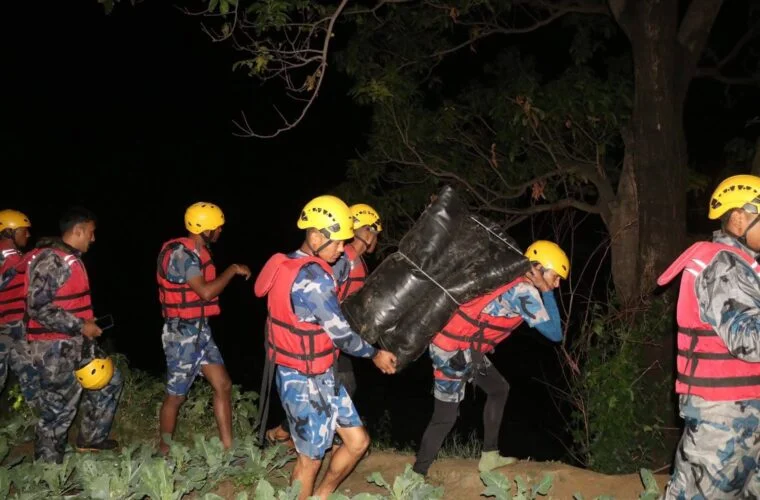 रोशी खोलामा फसेका यात्रुको मध्यरातमा उद्धार
